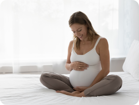 Mãe gravida passando a mão na sua barriga